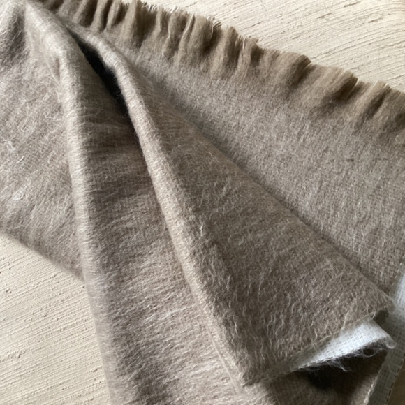 SOFT ALPACA BLEND REVERSIBLE BEIGE & LIGHT GREY PLUSH LARGE SCARF/WRAP - Picture 9 of 11